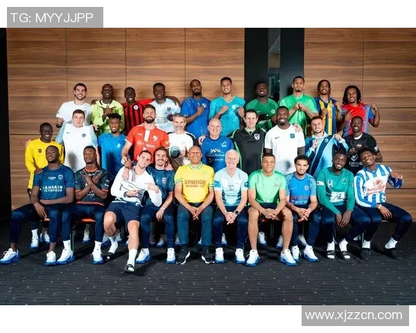 足球巨星静谧海边凝望远方展现球场外别样风采